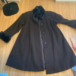 Elegant Brown Women's Cape with Faux Fur Trim